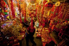 Tet peach tree signals Vietnam spending rebound