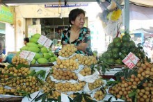 Trái cây ngoại áp đảo đặc sản Việt